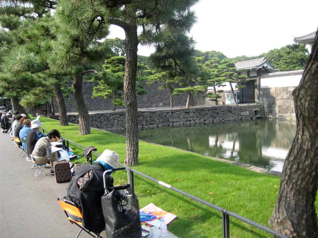 LOTS of artists drawing the gate